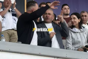 Χαμόγελα και σφιγμένες γροθιές από Σεργκέι Λομάκιν και Γιώργο Ιωάννου