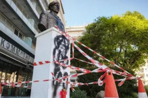 Άγνωστοι βανδάλισαν την προτομή του Γιώργου Λυγγερίδη στη Θεσσαλονίκη