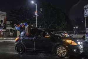 Χιλιάδες στους δρόμους, χορεύοντας μέσα στη… θεομηνία μετά την πρόκριση στο Μουντιάλ!