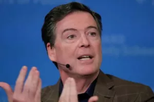 Παραδόθηκε ο πρώην διευθυντής του FBI - Κατηγορείται για απειλή κατά της ζωής του Τραμπ