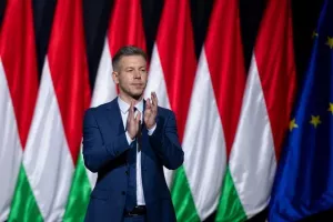 Ποιος είναι ο Πέτερ Μαγιάρ που προηγείται του Όρμπαν στις δημοσκοπήσεις