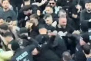 (Βίντεο) Οι οπαδοί της Φενέρ... έπαιξαν ξύλο μεταξύ τους!