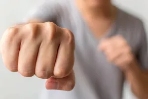 (Λεμεσός)/Κατάδικος γρονθοκόπησε δικηγόρο μετά το άκουσμα της ποινής