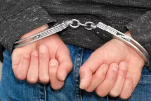 Χειροπέδες σε Τούρκο που καταζητούνταν από την Interpol