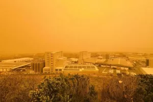 Απόκοσμες εικόνες στην Κρήτη: Το Ηράκλειο "θάφτηκε" στην αφρικανική σκόνη