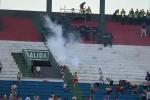 (Βίντεο) Συγκρούσεις οπαδών με την αστυνομία, τους πήραν στο... κυνήγι!