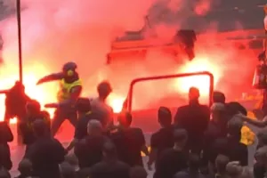 Απρόοπτο στο ντέρμπι της Στοκχόλμης με φωτιά μέσα στο γήπεδο