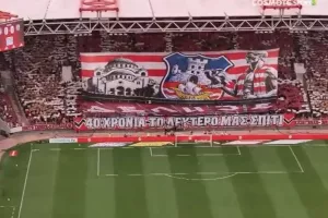 Tο εντυπωσιακό κορεό των φίλων των ερυθρόλευκων πριν τη σέντρα με τον ΠΑΟΚ