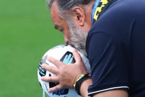 Το φιλί του Ηλιόπουλου στην μπάλα του ντέρμπι