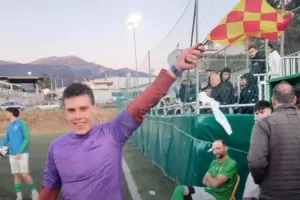 Τραυματίστηκε διαιτητής και τον αντικατέστησε... δημοσιογράφος! 