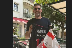 Στο Κολωνάκι με φανέλα Βεζένκοφ ο Αλέξης!