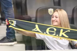 Μοίρασε 30.000 κασκόλ στους φιλάθλόυς της η ΑΕK (φώτο)