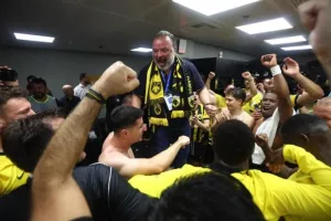 (Βίντεο) Αποθέωσαν Ηλιόπουλο οι παίκτες της ΑΕΚ: "Ωωω Σούπερ Μάριο"!