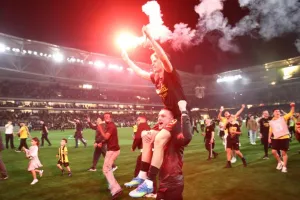 Στους ώμους οπαδού και με καπνογόνο ο Πενράις!