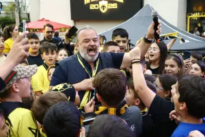 (ΒΙΝΤΕΟ Kerkida) Ο πρόεδρος τραγούδησε τον ύμνο με τον κόσμο!