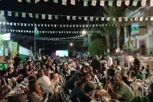(Φώτος kerkida) Ομονοιάτικο πάρτι στη Λεμεσό