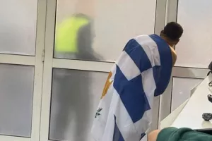 Τυλιγμένοι με σημαία...Ελλάς-Κύπρος