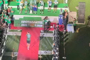 (Βίντεο/Φώτος Kerkida) Το LIVE της απονομής της πρωταθλήτριας Ομόνοιας!