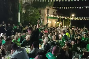 (Βίντεο kerkida) Έδωσε... το σύνθημα ο Μασούρας: "Ομόνοια, τρελαίνομαι" 