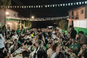 (Φώτος kerkida) Ομονοιάτικο πάρτι στη Λεμεσό