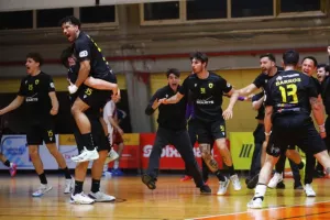 «Δεκάδες μπουκάλια προς την ομάδα μας, αντεθνικά συνθήματα και ρατσιστικά επιφωνήματα»