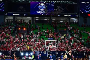 (Βίντεο) "Φέρτε μας το ευρωπαϊκό": Στο πέταλο των οργανωμένων του Παναθηναϊκού οι Ολυμπιακοί!