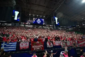 (Βίντεο) Εκκωφαντική φασαρία στην είσοδο του Ολυμπιακού 