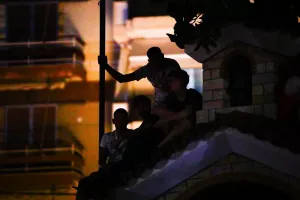 (Βίντεο/Φώτος) Πανικός στον Πειραιά με τη λήξη του τελικού