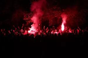 (Βίντεο/Φώτος) Πανικός στον Πειραιά με τη λήξη του τελικού