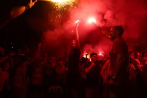 (Βίντεο/Φώτος) Πανικός στον Πειραιά με τη λήξη του τελικού