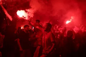 (Βίντεο/Φώτος) Πανικός στον Πειραιά με τη λήξη του τελικού