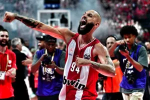 "Αυτοί που είναι τόσα χρόνια εδώ το αξίζουν περισσότερο από μένα, μαζί με αυτούς τους… παλαβούς στην κερκίδα"