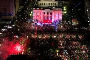 Πανδαιμόνιο/ Πάνω από 75.000 οπαδοί στην υποδοχή των πρωταθλητών! (Φώτος)