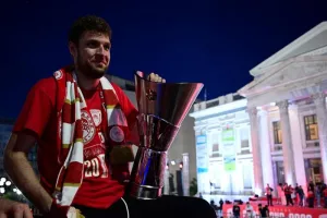 Βεζένκοφ με δάκρυα στη φιέστα: «Ονειρευόμουν αυτές τις στιγμές - Πάμε να πάρουμε και το πρωτάθλημα»