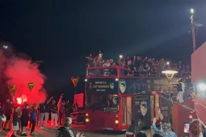 01:15/ Έφτασε στο κάστρο η αποστολή μέσα σε αποθέωση! (Βίντεο Kerkida)