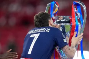 Έδωσε 80 εκατ. στη Νάπολι και κατέκτησε 2 Champions League!