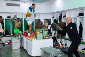 Σαμπάνια, ο Μπεργκ-Το γιόρτασαν με τη ψυχή τους στα αποδυτήρια! (Φώτος)
