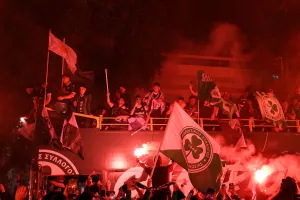 (ΒΙΝΤΕΟ/ΦΩΤΟΣ Kerkida) ΑΦΙΞΗ στην Παπανικολή-Οι πανηγυρισμοί για το 22ο!