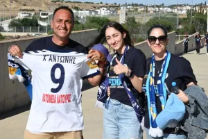 Φωτορεπορτάζ/ Ο κόσμος... έξω απ' το ΓΣΠ