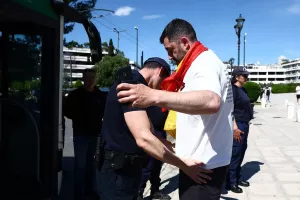 ''Η είσοδος θα επιτρέπεται αποκλειστικά σε όσους κατέχουν έγκυρο εισιτήριο''