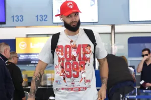 Ο Φουρνιέ εμφανίστηκε στο αεροδρόμιο με t-shirt “Ρώμη 1997”