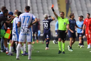 Συνολικά... ΕΞΙ κόκκινες στον τελικό 