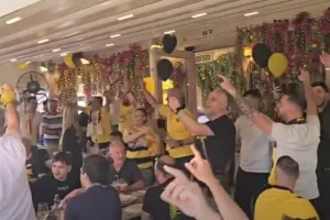 (Βίντεο kerkida) Κιτρινόμαυρος παλμός έξω από την "Allwyn Arena"