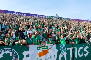(Βίντεο/Φώτος Kerkida) ΕΙΣΟΔΟΣ με πασίγιο, κορεό και... πανικό από τους Ομονοιάτες!