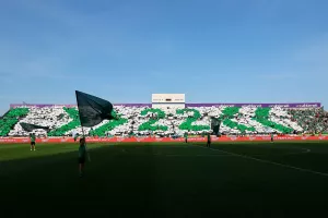 (Βίντεο/Φώτος Kerkida) ΕΙΣΟΔΟΣ με πασίγιο, κορεό και... πανικό από τους Ομονοιάτες!