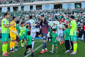 (Βίντεο/Φώτος Kerkida) ΕΙΣΟΔΟΣ με πασίγιο, κορεό και... πανικό από τους Ομονοιάτες!