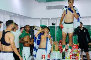 Σαμπάνια, ο Μπεργκ-Το γιόρτασαν με τη ψυχή τους στα αποδυτήρια! (Φώτος)