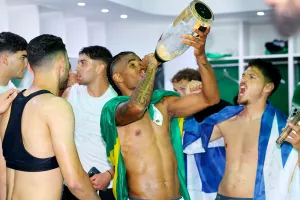 Σαμπάνια, ο Μπεργκ-Το γιόρτασαν με τη ψυχή τους στα αποδυτήρια! (Φώτος)