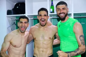 Σαμπάνια, ο Μπεργκ-Το γιόρτασαν με τη ψυχή τους στα αποδυτήρια! (Φώτος)