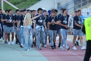 (Φώτος) Αποθέωση για τους... νταμπλούχους